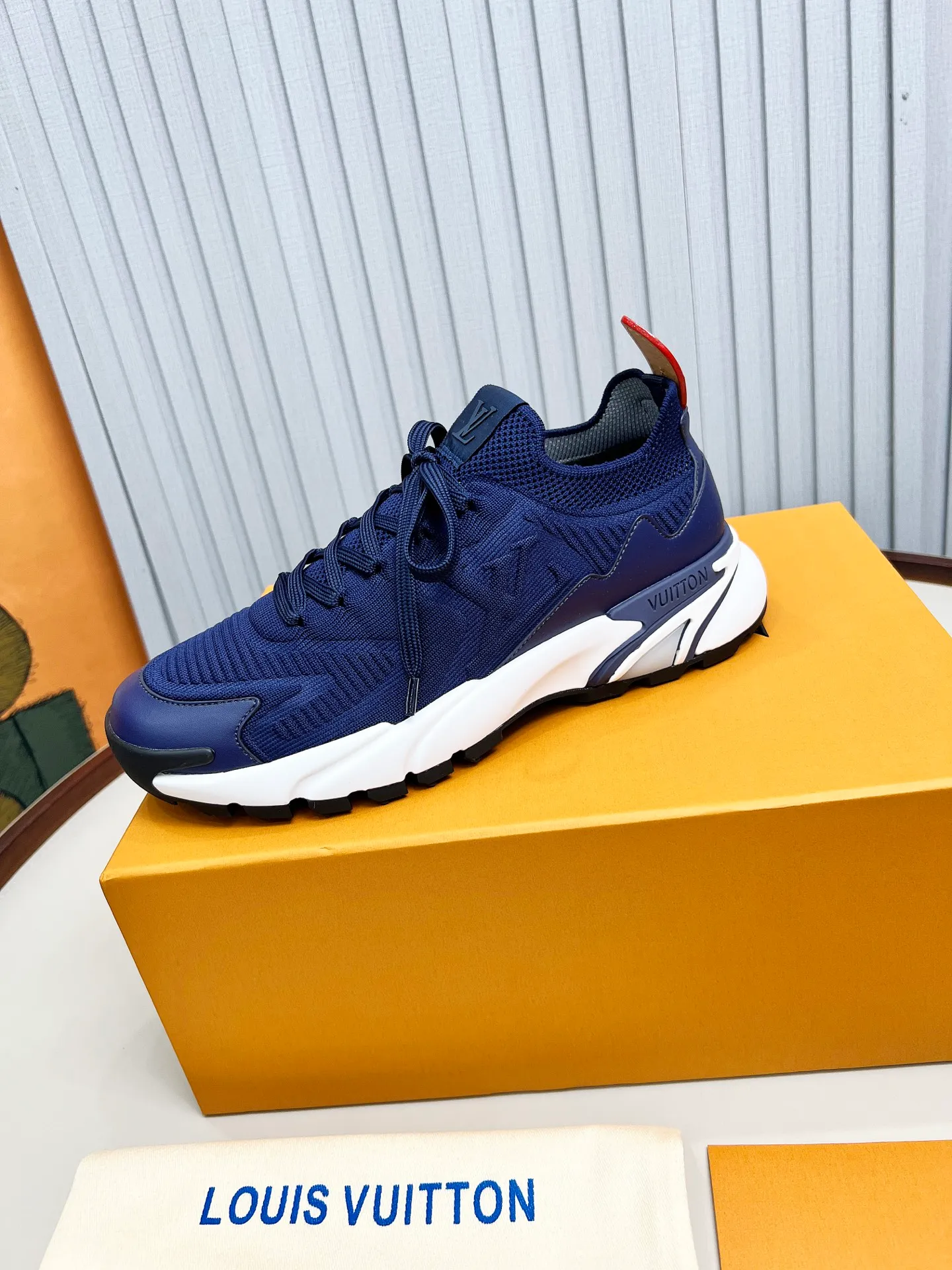 Top version: 560💰 LV Louis Vuitton L Jialu brand Runner Tatic series thick-soled casual sports shoes running shoes Original purchase development and production This LV Runner Tatic sports shoe is blended with fly-knit fabric material to interpret the inspiration of traditional mountaineering shoes. The LV letters are written on one side, the Louis Vuitton logo, and the light and wear-resistant rubber outsole complete the whole package. The delivery counter is exquisitely packaged🛍📦 ▪️Fabrics: Original imported custom fly-knit fabric ▪️Inner lining: Original custom-made breathable mesh ▪️Sole: Original molded anti-slip rubber combination material ▪️Sole thickness: 4CM ▪️Size: Men's 39-45